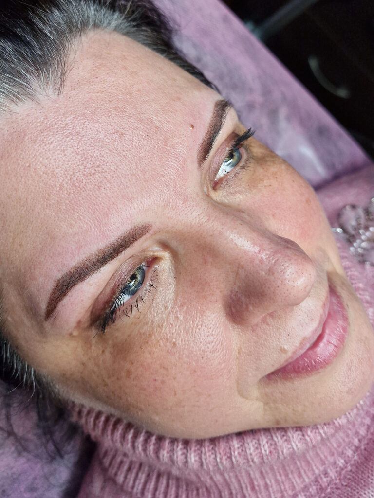 Antakių ilgalaikis makiažas ką tik po procedūros