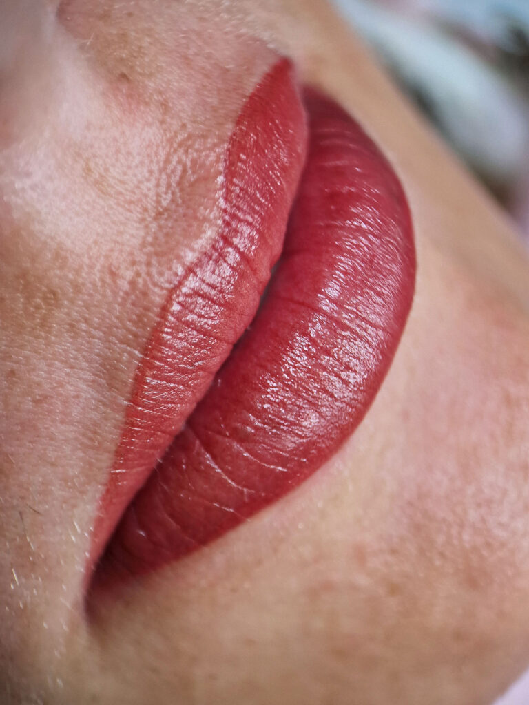 Lūpų ilgalaikis makiažas ką tik po procedūros