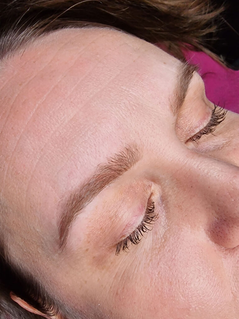 Sugijęs antakių ilgalaikis makiažas prieš korekciją