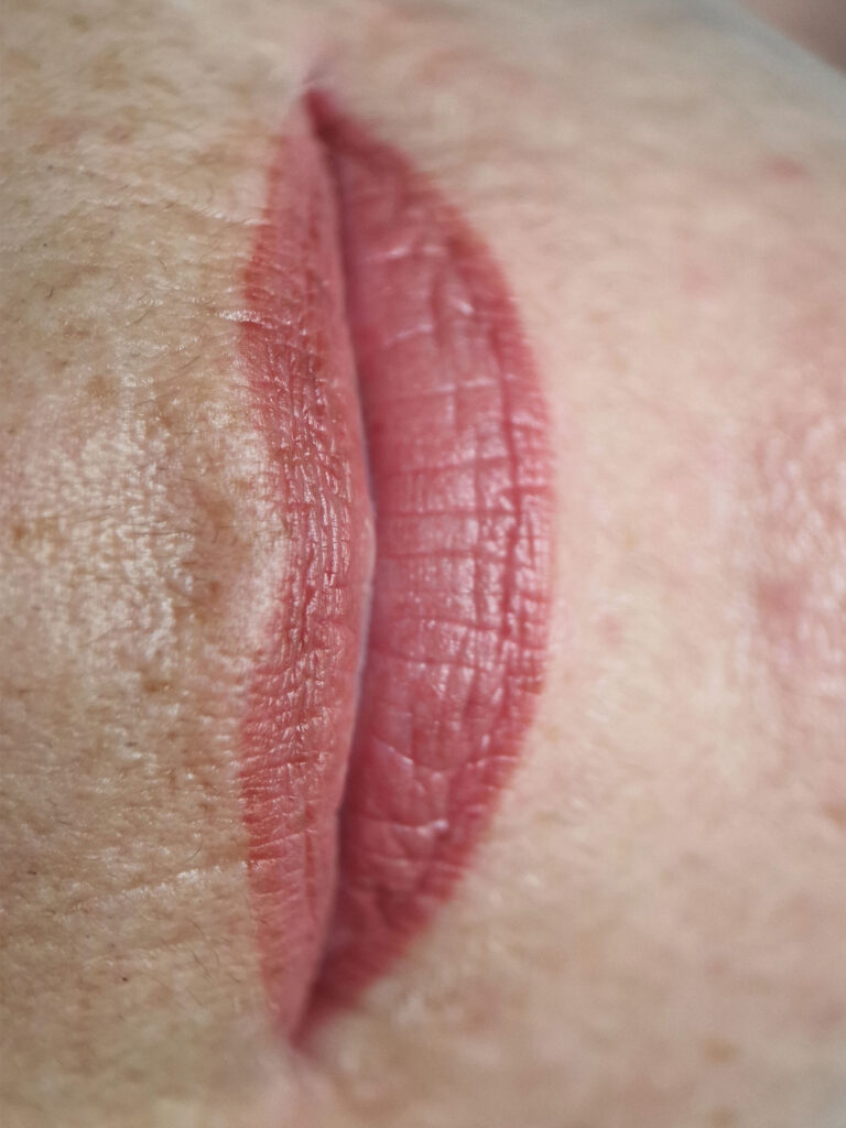 Sugijęs lūpų ilgalaikis makiažas prieš korekciją