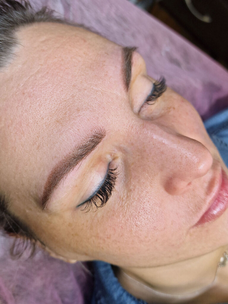 Antakių ilgalaikis makiažas ką tik po procedūros