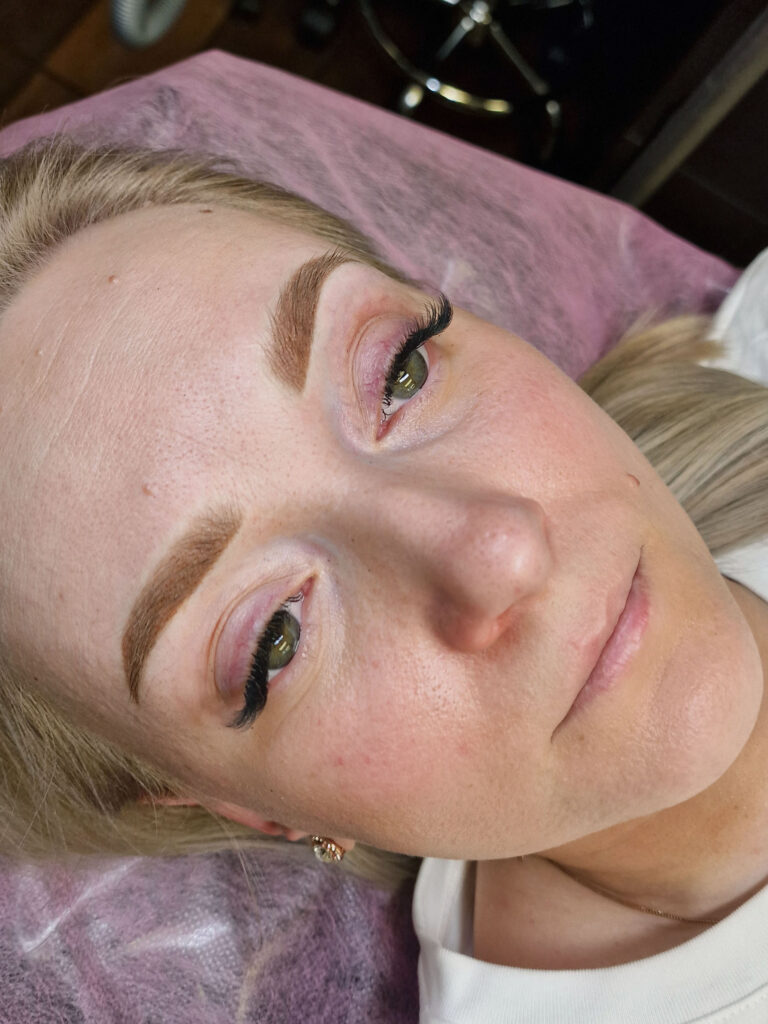 Antakių ilgalaikis makiažas ką tik po procedūros