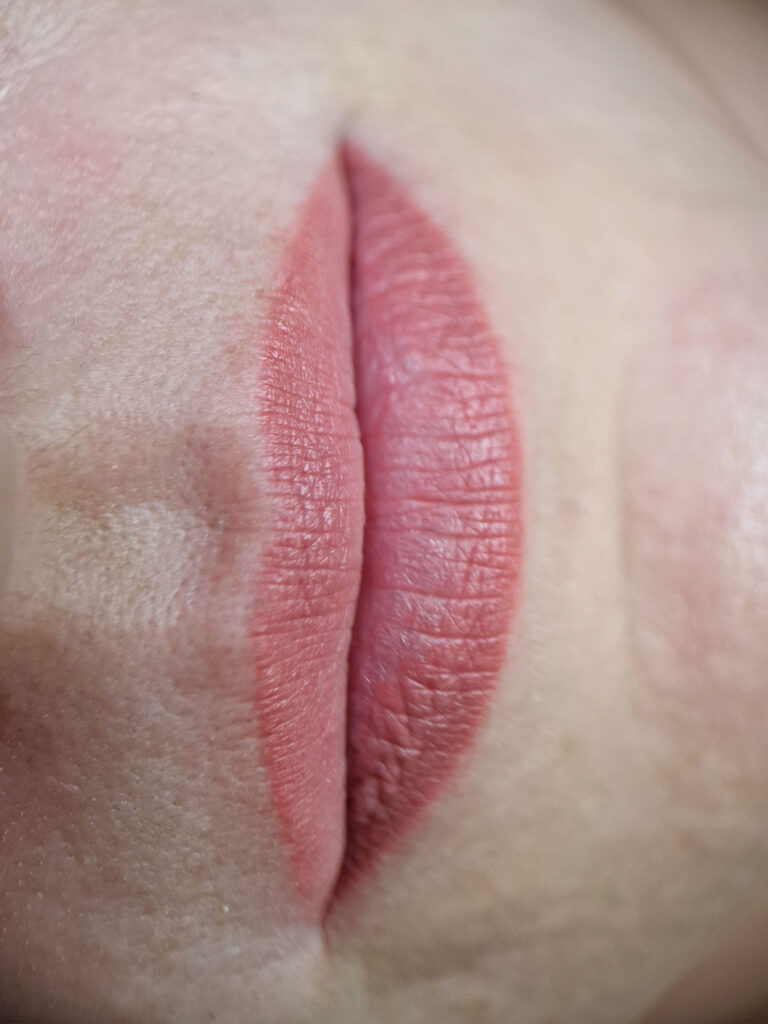 Sugijęs lūpų ilgalaikis makiažas prieš korekciją