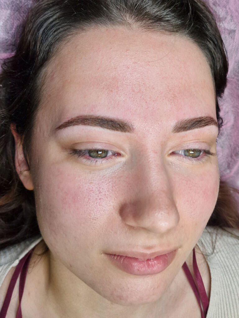 Antakių ilgalaikis makiažas ką tik po procedūros