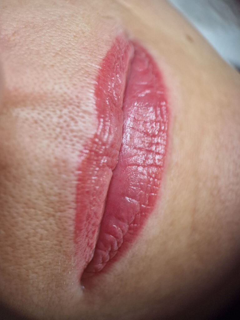 Sugijęs lūpų ilgalaikis makiažas prieš korekciją