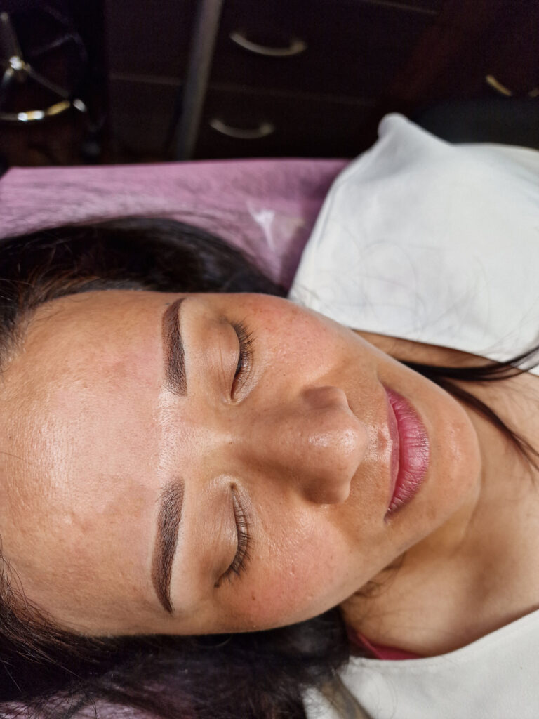 Antakių ilgalaikis makiažas ką tik po procedūros