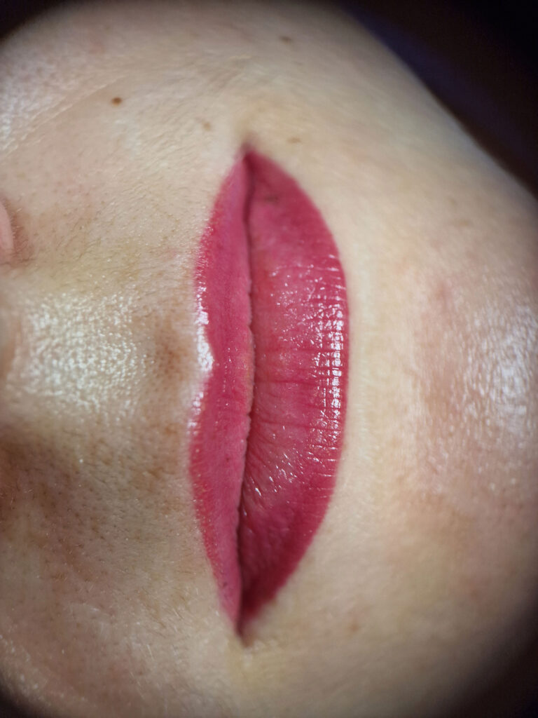 Sugijęs lūpų ilgalaikis makiažas prieš korekciją