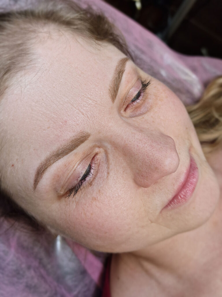 Sugijęs antakių ilgalaikis makiažas prieš korekciją