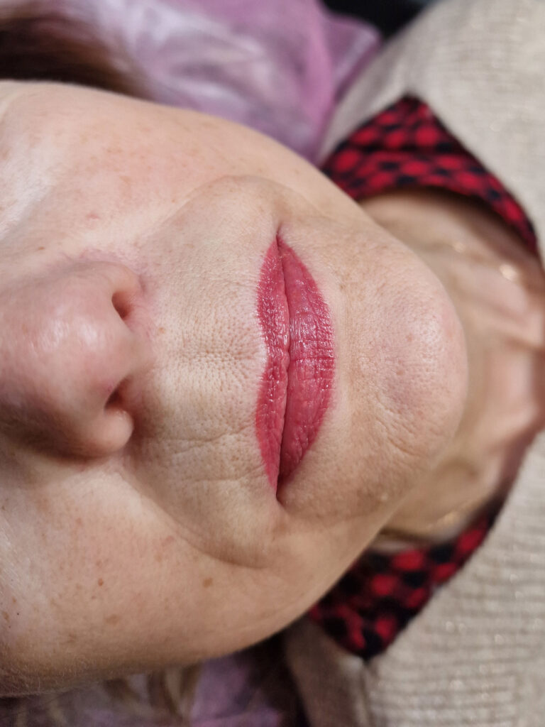 Sugijęs lūpų ilgalaikis makiažas prieš korekciją